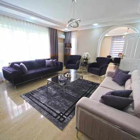 Просторная Квартира С Бассейном Apartman